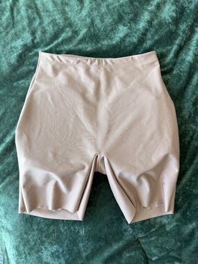 SKIMS Sienna Butt Lifting Short - Neutral Sienna